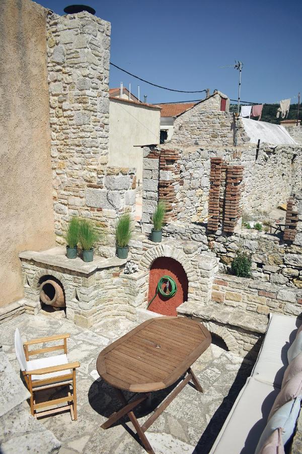 Yi Artistry 1-Bedroom Medieval Holiday House Kalamoti Екстер'єр фото